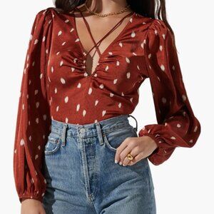 ASTR the Label Print Ruched Keyhole Top